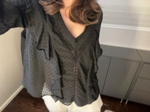 Zara blus  - Säljer en svin snygg blus i storlek s 