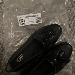 Sprillansnya loafers från G.H Bass🖤 - Säljer ett par jättefina loafers från G.H Bass🖤 Storlek 38! Super sköna! Ord pris 2300kr, köpt för 1380kr ( 2&3 bild lånad)