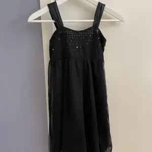 Säljer denna fina svarta klänning. Är i fint skick!