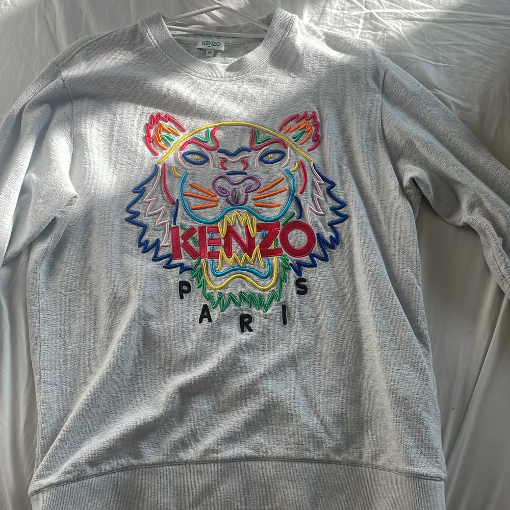Säljer denna sweatshirt från Kenzo då jag inte använder den. Storlek M. Bra skick, inga fläckar eller märken någonstans. Det finns inte så många av denna modellen. Pris kan diskuteras. Hoodies.