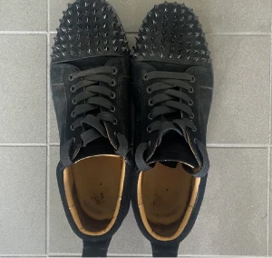 BYTE MOT LANVIN/VALENTINO - Fina loubs i väldigt bra skick!! Bara lite slitna i innersluan som ni ser på bilden men annars goa.  Morsan slängde boxen med tillbehör i men har fortfarande kvitto kvar🤝( sänker priset lite därför)