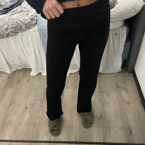 Byxor  - Säljer dessa byxor från Nelly i storlek xs🥰
