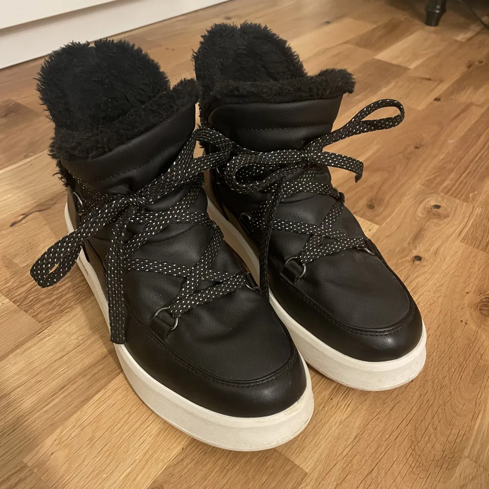 Vinter skor från Ralph lauren köpta vintern 2021 för ca 1200 endast använda ca tre gånger. Otroligt bra skick utan några defekter. Skriv för fler bilder, pris kan diskuteras💗. Skor.