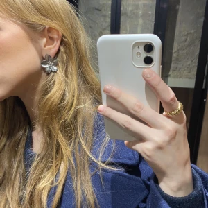 Söta örhängen - Oanvända unika örhängen från Raglady. Köpte idag för 300kr men ångra mig då jag endast använder guldsmycken men kan inte lämna tillbaka. Säljer billigare än i butik!❤️kan kanske tänka mig att gå ner i pris vid snabb affär!