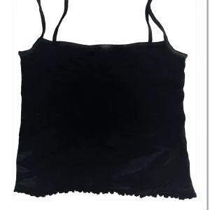 SUPERGULLIG TOPP - Linne från Hm med ruffles längst nere och rak neckline. Skitfint på, har använts Max 5 gånger. Kolla gärna resten av mina inlägg 🫶🏻🫶🏻❤️