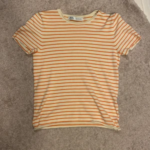 Randig zara tröja  - Fin orange, bege zara tröja, dock avklipp i armarna men ser inte konstigt ut på. Knappt använd 