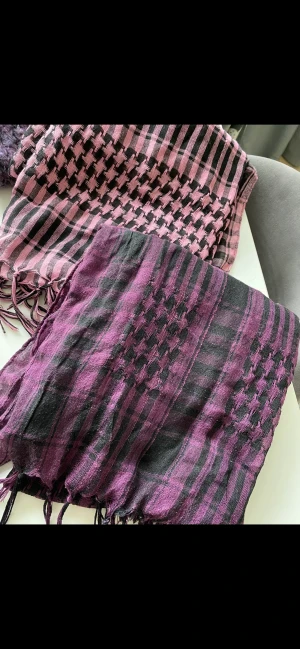 Palestina sjalar  - Båda nyskick  Rosa och lila  Säljer båda för 80   🤩köparen betalar portot. 