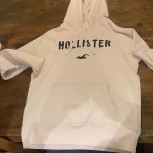 Rosa Hollister hoodie Stl S - En rosa hoodie i fint och använt skick. 