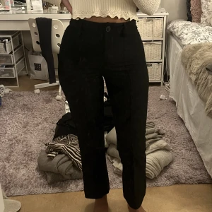 Finbyxor från bershka - Ett par högmidjade finbyxor från bershka, i storlek 36. Materialet är polyester och viskos. Använd några ggr men fortfarande som ny. 