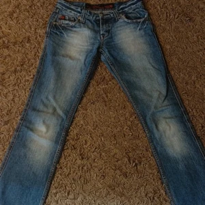 utsvänga jeans - utsvängda blå jeans