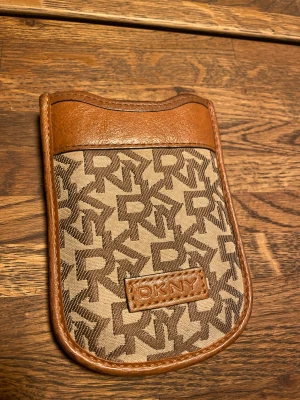 DKNY, mobil foderal - Elegant, brun beige mobil foderal, DKNY, storlek 10x7cm