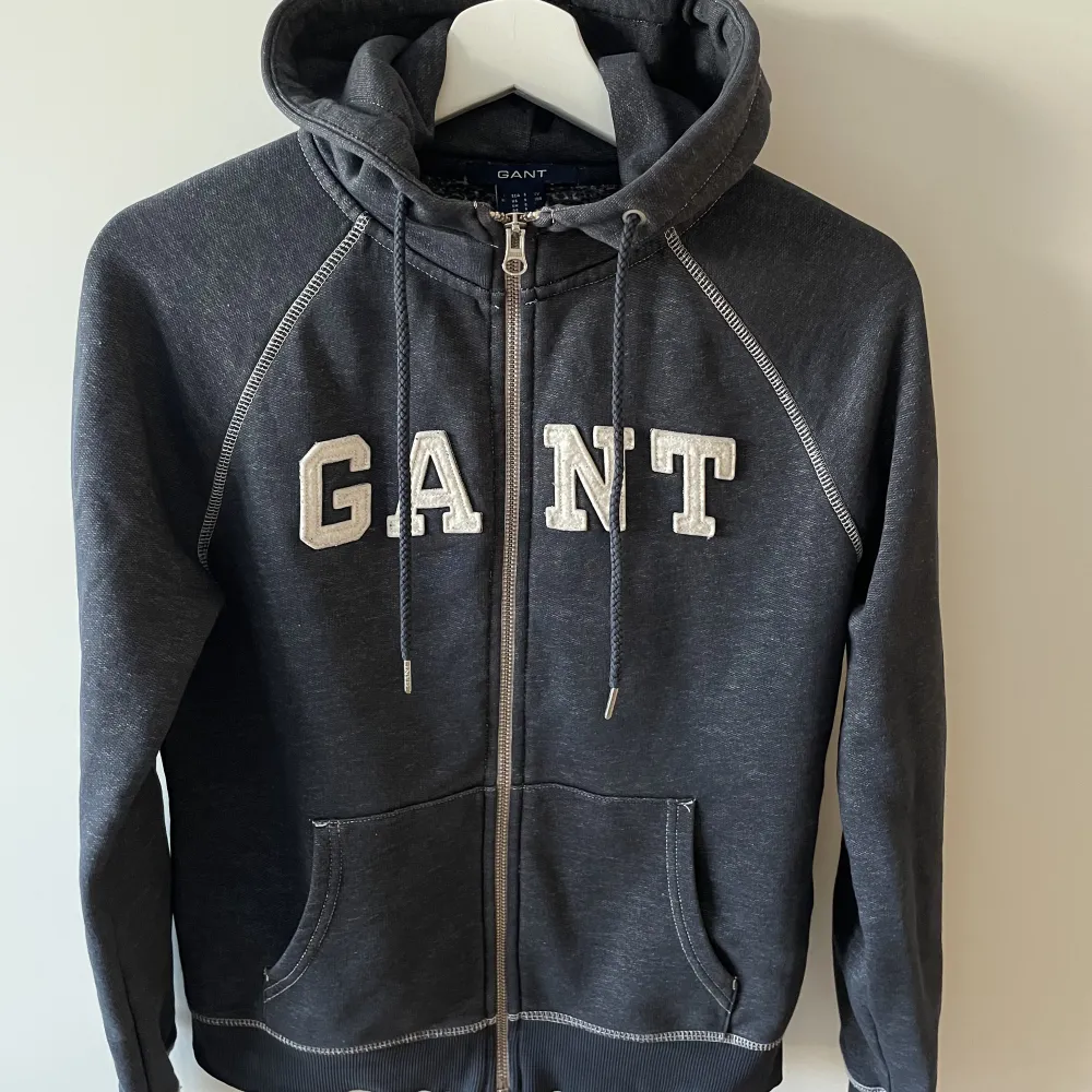 En hoodie från Gant i storlek S! . Hoodies.
