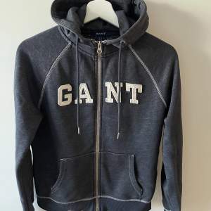En hoodie från Gant i storlek S! 