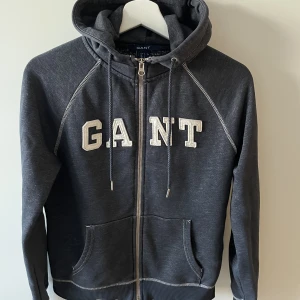 Gant hoodie - En hoodie från Gant i storlek S! 