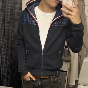 John Ricci cardigan  - Säljer en galet snygg cardigan, skick 9 av 10. Hör av dig vid fler frågor och bilder!!  