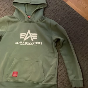 Alpha Industries luvtröja  - En fin tröja knappast använd och fin.😊 