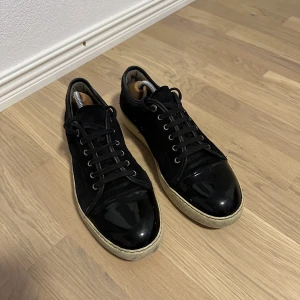 Lanvin skor  - Fint skick, nya sulor i. Finns lite fläck på sular som man ser på bild annars fin. 