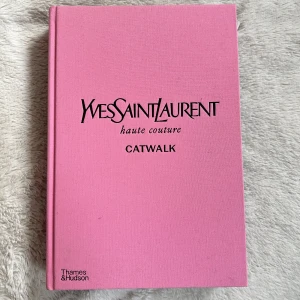 Prydnadsbok - I super fint skick, nypris 699. 