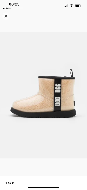 Uggs Classic Clear Fodrade - Fodrade UGGs med plast över, jättevarma och sköna men dags att lämna min garderob då jag ska köpa svarta istället. Nypris 2000kr, pris kan diskuteras vid snabb affär. Kan skicka  egna bilder vid förfrågan💖
