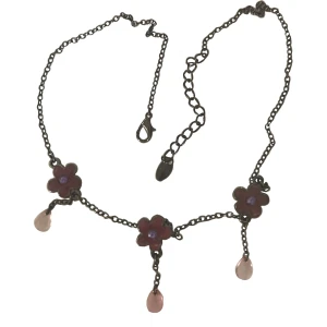 halsband med lila blommor - halsband med lila blommor och svart kedja<3