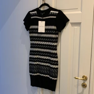 Kate Moss dress  - Oanvänd med original prislapp  Ord pris 169 euro Figursydd design klänning, passar även storlek 36