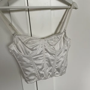 Korsett  - Passar mellan 34/36 beroende på byst storlek!