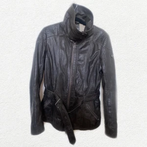 gypsy läderjacka - trendig läderjacka från Gypsy i storlek M ( den är liten i storleken så passar mer som XS-S). Perfekt skick 