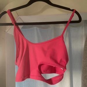 linne - Hej, säljer nu ett linne som va förlitet när jag fick hem de. Linnet är från shein. Har ett öppet hål under höger bröst som ger en fin detalj. Linnet är neonrosa. Köparen står för frakten🥰