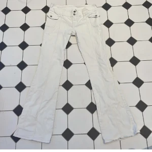 Brandy Melville byxor - Beiga brandy Melville byxor använda fåtal gånger midjemått tvärs över 36cm innerbenslängd 75cm 