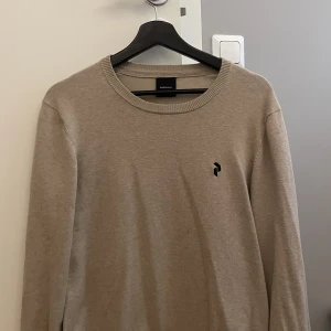Skön tunn sweatshirt- Peak performance - Small/medium fit, knappt använd