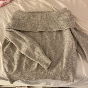 stickad offshoulder tröja - säljer min jätte sköna stickade offshoulder tröja från hm som är lite för stor för mig som har xs men den är i strlk m, passar nog någon som har s