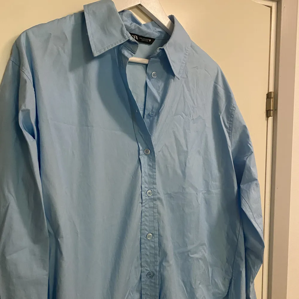 Ljusblå skjorta från zara, sparsamt använd . Skjortor.