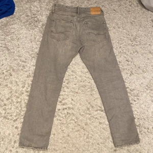 Jack & Jones jeans - Säljer mina gråa jeans från Jack & Jones. Har använt dessa en gång så dem är i nyskick. 