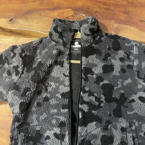 Edwin fleece jacka - Edwin fleece jacka är i super bra skick, den har isolering så man inte fryser under vintern.