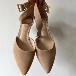 Beige klackskor  - Fina beiga & eleganta klackskor i mockamaterial från 5th Avenue 💎 Superbekväma att gå i! Endast använda 1 gång. Storlek: 37/4