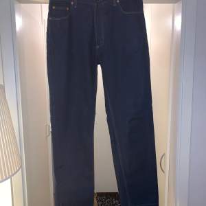 Jeans från Harrison i nyskick i marinblå färg