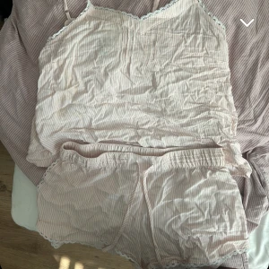 Gulligt pyamasset  - Jättegulligt rosa/vit-randigt pyamasset från HM!