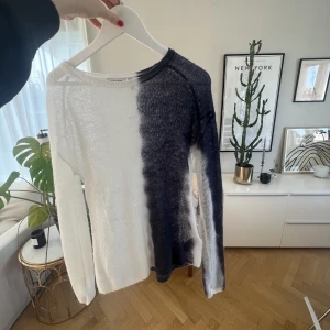 Weekday tröja - Super cool tunn tröja, köpte på weekday och har bara använt den 1 gång ❤️