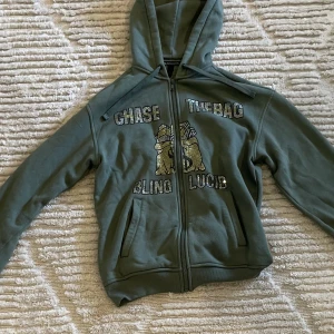 Bling lucid, chase the bag rhinestone - Hej, säljer denna rhinestone tröja eftersom att den inte kom till använda. Är i topp skick, använt fåtal gånger. Köpare står för frakt. Skriv gärna om du vill se fler bilder eller diskutera pris 😁😁