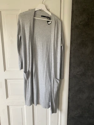 Ny lång cardigan  - Helt ny ljusgrå cardigan strl xs/s