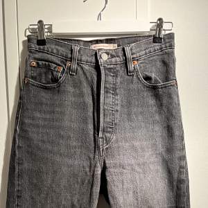 Levi’s ribcage Mom jeans, super snygga och sitter perfekt i midjan. Det går tillräckligt högt upp för att du inte skall behöva oroa dig. Köp för ca 1000 kr i USA. W: 28 