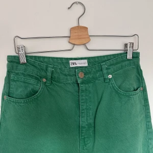 Svinsnygga gröna jeans från Zara - Utsvängda ben asfeta gröna jeans 