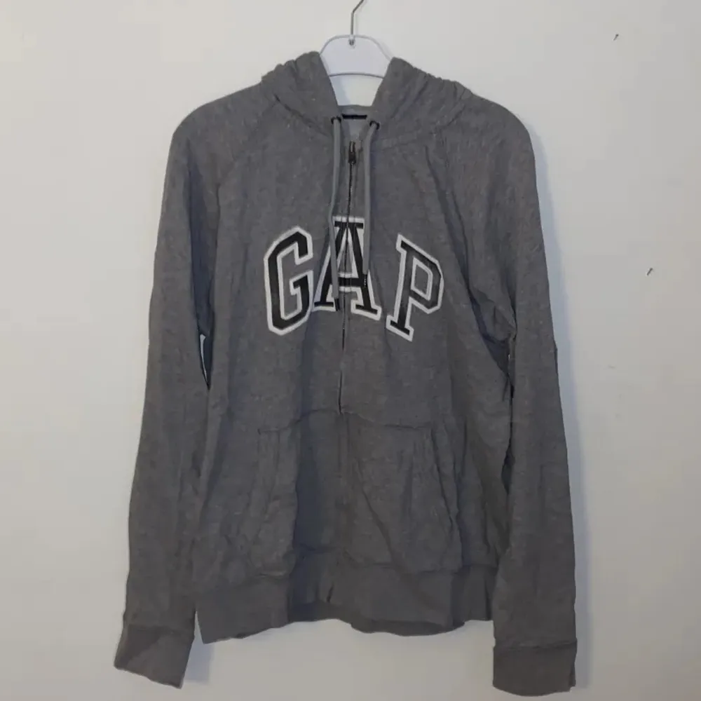 Säljer denna gap hoodie som jag köpt här på Plick då den inte kommit till mycket användning. Storleken är XL men den passar som L och är oversized på mig som brukar ha S-M. Tröjor & Koftor.