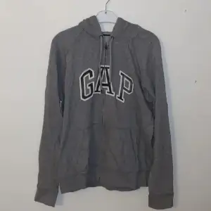 Säljer denna gap hoodie som jag köpt här på Plick då den inte kommit till mycket användning. Storleken är XL men den passar som L och är oversized på mig som brukar ha S-M