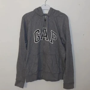 Gap hoodie  - Säljer denna gap hoodie som jag köpt här på Plick då den inte kommit till mycket användning. Storleken är XL men den passar som L och är oversized på mig som brukar ha S-M