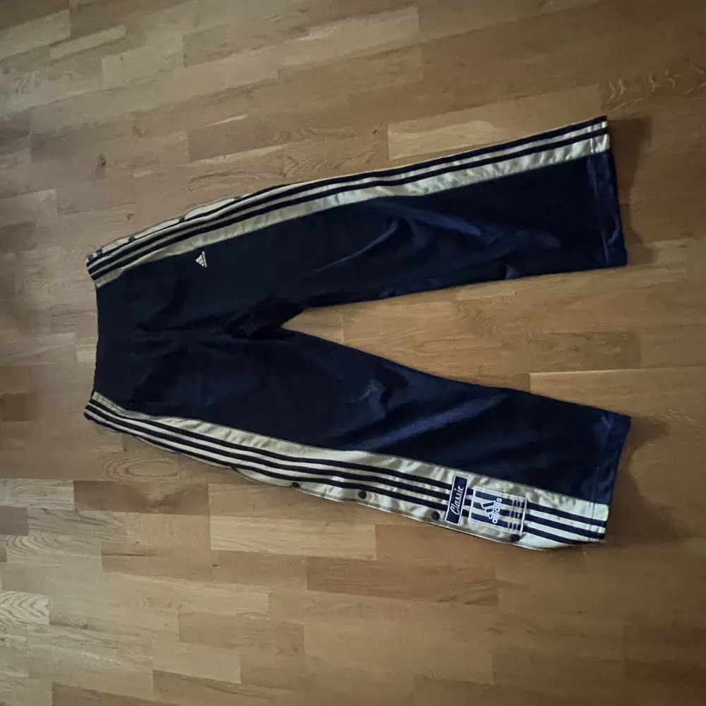 Skit snygga trackbyxor från adidas. En liten defekt på byxbenet som man ser på bilden som borde gå att få bort. Storlek S men skulle säga att de passar från S-L beroende på hur man vill att de ska sitta.💙. Jeans & Byxor.