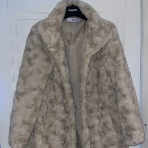 Jackan - Pälsjacka till hösten/vintern. I mycket gott skick, använd 1 vinter 