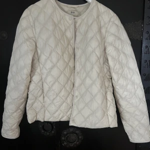 Dunjacka  - Dunjacka utan krage från uniqlo, köpt förra året. I en jätte fin vit krämig färg. Köpt för 800kr 