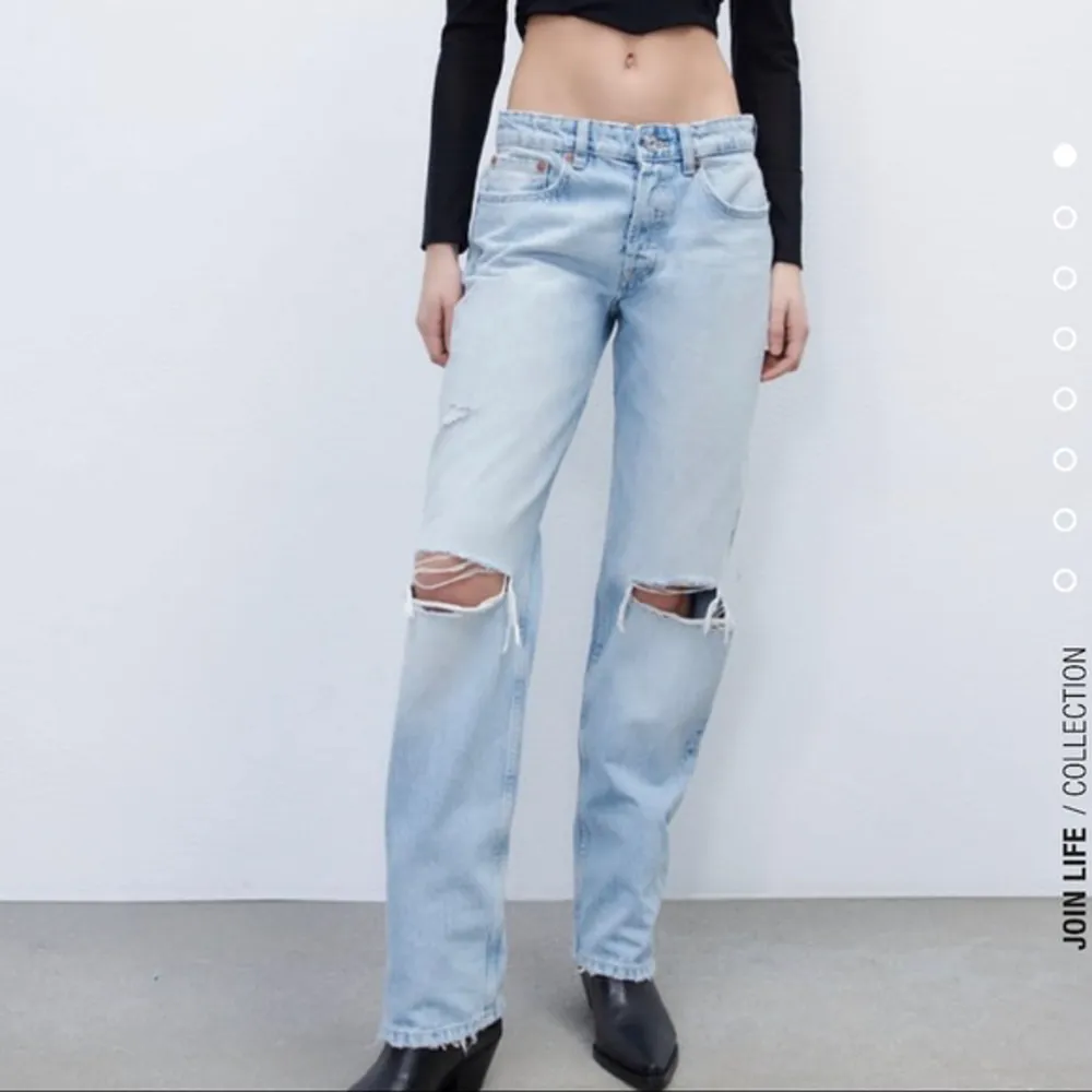 Säljer även dessa mid rise jeans från zara i storlek 36! 💓 köp direkt för 200kr plus frakt . Jeans & Byxor.
