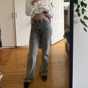 Zara jeans - Säljer mina gråa zara jeans då dom har blivit lite för stora för mig!🥰 Köpta för något år sedan, finns inte kvar på hemsidan💞 Jag har storlek 36/38 och är 174 för referens!😊 Hör av er om ni är intresserade eller har frågor❤️